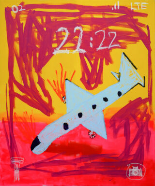 Eine kindliche Zeichnung eines mit Flammen abstürzenden Flugzeugs auf einem rot-gelben Hintergrund, mit den Zahlen „22:22“ und Telefonsignalsymbolen oben.