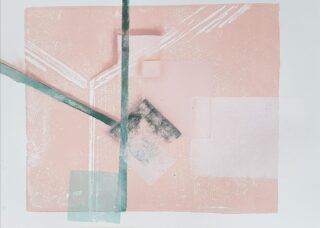 Abstraktes Kunstwerk mit einem blassrosa Hintergrund mit überlappenden geometrischen Formen und Linien in Blaugrün-, Weiß- und Grautönen.