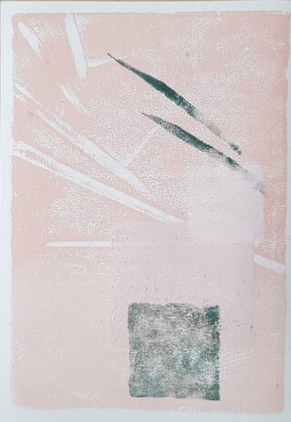 Abstraktes Kunstwerk mit blassrosa Hintergrund, weißen strukturierten Linien und Formen, zwei grünen diagonalen Streifen, einem grünlichen Quadrat und einem weißen rechteckigen Fleck.