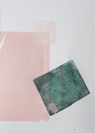 Ein weißer Hintergrund mit einem großen, blassrosa Quadrat und einem sich überlappenden Rechteck und einem dunkelgrünen, strukturierten Rechteck, das sich teilweise über den rosa Formen befindet.