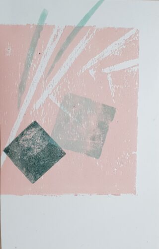 Abstrakter Druck mit rosa Hintergrund, zwei überlappenden Rautenformen in Grün und diagonalen Streifen in Hellgrün und Weiß.