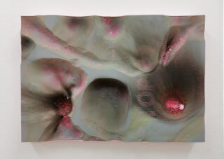 Ein strukturiertes, rechteckiges Kunstwerk mit abstrakten, organischen Formen in gedämpften Grau- und Rosatönen, wobei das Wort „HOPE“ zwischen erhabenen, glänzenden Bereichen schwach sichtbar ist.