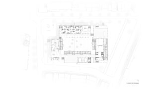 Architektonischer Grundriss eines Gebäudes mit Räumen, offenem Innenhof, Wegen und umliegenden Straßen und Landschaftselementen.