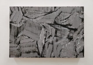 Eine rechteckige Leinwand zeigt ein abstraktes schwarz-weißes Muster aus unregelmäßigen, wellenförmigen, parallelen Linien, die einen strukturierten, vielschichtigen Effekt erzeugen.