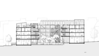 Architektonische Schnittzeichnung eines mehrstöckigen Gebäudes mit sichtbaren Innenräumen, offenem Innenhof, Treppen und Figuren, die Maßstab und Aktivität darstellen.