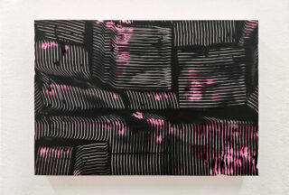 Abstraktes Gemälde mit linearen Mustern in Schwarz und Weiß und vereinzelten rosa Flecken auf einer rechteckigen Leinwand, die an einer weißen Wand angebracht ist.