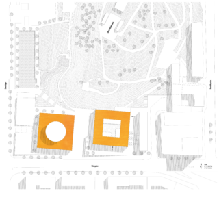 Architektonischer Lageplan mit zwei orangefarbenen quadratischen Gebäuden, eines mit rundem Innenhof und eines mit quadratischem Innenhof, inmitten umgebender Gebäude und Grünflächen.