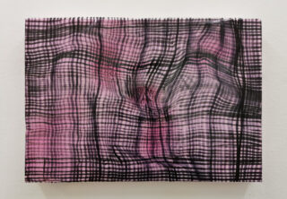 Eine rechteckige Leinwand mit einem rosa und schwarzen, gewellten, verzerrten Karo- oder Gittermuster, montiert an einer weißen Wand.