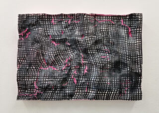 Ein strukturiertes rechteckiges Kunstwerk mit einem schwarz-weißen Gittermuster mit sichtbaren durchscheinenden rosa Bereichen und einer unebenen, zerknitterten Oberfläche.