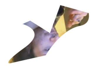 Ein Foto des Gesichts einer Person, das kopfüber und teilweise verdeckt in einem abstrakten, unregelmäßig geformten Ausschnitt auf weißem Hintergrund dargestellt ist.