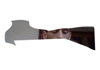 Das teilweise sichtbare Gesicht und der Kopf eines Mannes erscheinen durch einen pistolenförmigen Ausschnitt auf einem weißen Hintergrund.