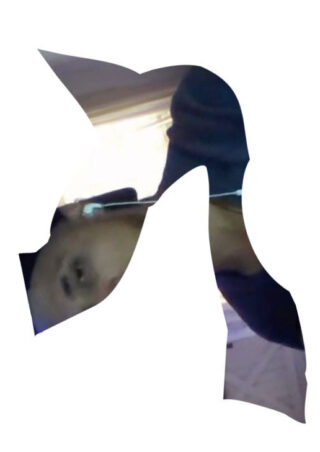 Durch eine unregelmäßige, abstrakte Ausschnittform auf weißem Hintergrund ist eine Person mit Kopfhörern teilweise sichtbar. Das Bild erscheint auf dem Kopf stehend.