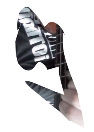 Durch einen weißen Ausschnitt ist teilweise die Hand einer Person zu sehen, die Gitarre spielt. Außerdem ist ein Teil eines T-Shirts mit fettem weißem Text zu sehen.