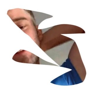 Eine teilweise verdeckte Person in einem blauen Hemd ist durch unregelmäßige weiße abstrakte Formen auf einem schlichten Hintergrund zu sehen.