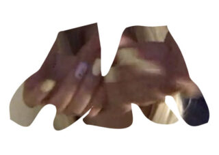 Eine Nahaufnahme von Händen mit lackierten Nägeln, die teilweise durch eine unregelmäßige weiße Ausschnittform verdeckt sind.