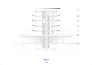 Architektonische Schnittzeichnung eines mehrstöckigen Gebäudes mit den auf der rechten Seite beschrifteten Stockwerken, Treppenhäusern, Aufzügen, Strukturelementen und Höhenniveaus.