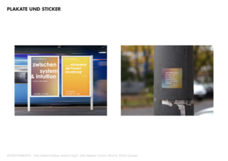 An einem Bahnhof hängen zwei Plakate mit deutschem Text, im Außenbereich ist an einem grauen Mast ein Aufkleber mit deutschem Text angebracht.