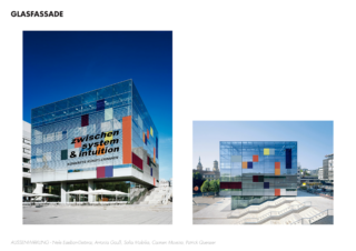Ein moderner Glasbau mit buntem Gittermuster an der Fassade trägt in großen Lettern den Text „Zwischen System & Intuition“.
