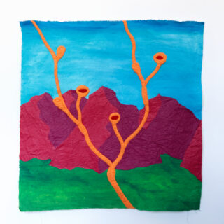 Ein Textilkunstwerk zeigt orangefarbene, astartige Linien mit runden Enden über grünem Vordergrund, roten Bergen und einem blauen Himmel.