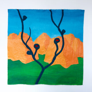 Ein Textilkunstwerk zeigt blauen Himmel, orangefarbene Berge und grüne Hügel, mit dunkelblauen abstrakten Linien und Formen, die im Vordergrund an Äste erinnern.