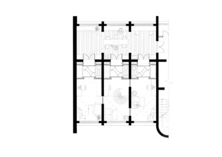 Schwarzweißer architektonischer Grundriss mit mehreren Räumen, einer zentralen Wendeltreppe und durch kräftige Linien hervorgehobenen Strukturwänden.