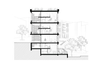 Architektonische Schnittzeichnung eines mehrstöckigen Gebäudes mit Innenräumen, Treppenhäusern und Kellergeschossen sowie den Umrissen von Bäumen und angrenzenden Gebäuden im Hintergrund.