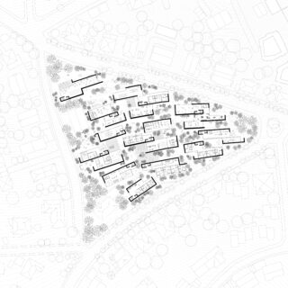 Schwarzweißer architektonischer Lageplan mit mehreren rechteckigen Gebäuden, Gehwegen und angelegten Grünflächen auf einem dreieckigen Gelände, das von Straßen und umliegenden Gebäuden begrenzt wird.