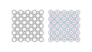 Zwei nebeneinander liegende geometrische Muster; das linke Muster verwendet ineinandergreifende orange und blaue Formen, während das rechte Muster dichtere, kleinere blaue und rote Sternformen aufweist.