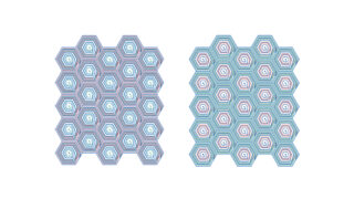 Zwei Gitter aus sechseckigen Formen mit Spiralmustern darin; das linke Gitter hat einen weißen Hintergrund, das rechte Gitter hat innerhalb jedes Sechsecks einen hellblauen Hintergrund.