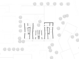 Schwarzweißer architektonischer Grundriss, der einen Gebäudegrundriss mit umliegenden Bäumen und angrenzenden Gebäuden zeigt.