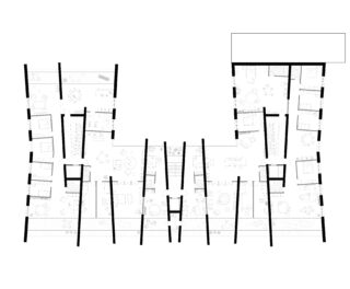 Schwarz-weißer Grundriss einer Architektur mit zwei Flügeln, mehreren Räumen und einem zentralen Verbindungsgang. Dicke schwarze Linien markieren Wände und Strukturelemente.