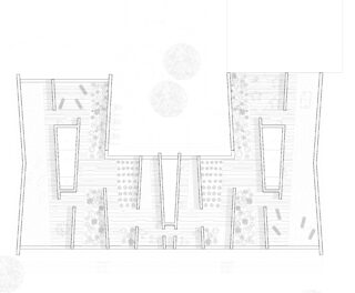 Architektonischer Grundriss mit symmetrischer Anordnung mit zentralen Korridoren, mehreren Räumen und Sitzgelegenheiten im Freien oder Gartenbereichen auf beiden Seiten.
