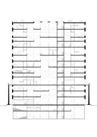 Architektonische Schnittzeichnung eines mehrstöckigen Gebäudes, die Innenaufteilung, Räume, Treppen, Strukturelemente und unterirdische Ebenen in Schwarzweiß zeigt.