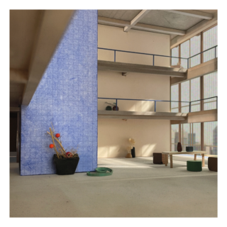 Ein modernes, sonnendurchflutetes Interieur mit blau gefliesten Wänden, minimalistischen Möbeln, Topfpflanzen und großen Fenstern mit Blick auf die Skyline der Stadt.