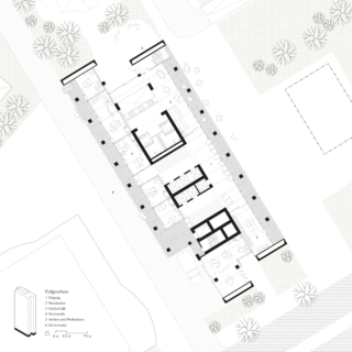 Architektonischer Grundriss in Schwarzweiß, der eine Draufsicht mit beschrifteten Räumen, Möbeln, Wegen und einer Legende zur Identifizierung von Räumen und Symbolen zeigt.