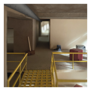 In einem dunklen Flur mit gelbem Geländer lehnt ein Besen an einer Wand. Im Vordergrund sind ein roter Sitzwürfel, eine blaue Tasche und eine Metallbox zu sehen.