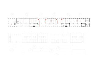 Schwarzweißer architektonischer Grundriss mit umrissenen Räumen, Fluren, Möbeln und roten Kurven, überlagert von einer verblassten Gebäudefassade und Bäumen auf dem Gelände.