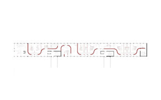 Architektonischer Grundriss eines linearen Gebäudes mit Räumen, die entlang eines zentralen Korridors angeordnet sind, der durch eine durchgehende rote Linie hervorgehoben wird.