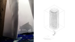 Ein durchsichtiger weißer Vorhang gibt links teilweise den Blick auf einen Flügel frei; rechts ist eine technische Architekturzeichnung einer zylindrischen Struktur mit vertikalen Elementen innerhalb eines Würfels zu sehen.