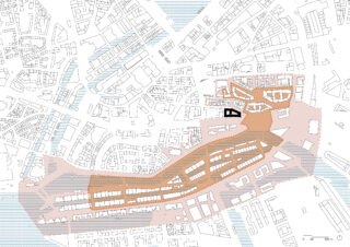 Ein Lageplan mit einem zentralen Bereich in Braun mit einem schwarz umrandeten Gebäude, umgeben von Straßen und verschiedenen Gebäudeumrissen. Blaue Linien kennzeichnen Wasser- oder Sperrzonen.