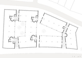 Schwarz-weißer Grundriss der drei rechteckigen Gebäude mit innenliegenden, kreisförmigen Treppenhäusern, die um offene Innenhöfe mit Wegen und Bäumen angeordnet sind. Maßstab inklusive.
