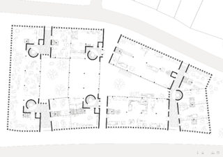 Architektonischer Grundriss, der mehrere miteinander verbundene Gebäude mit beschrifteten Räumen, Möbelanordnungen, Wendeltreppen und angrenzender Straße oben im Bild zeigt.