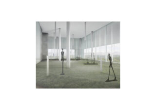 Ein minimalistischer Raum mit hohen weißen Säulen, Grasboden, großen Fenstern und drei schlanken, menschenähnlichen Skulpturen, die über den gesamten Raum verteilt sind.