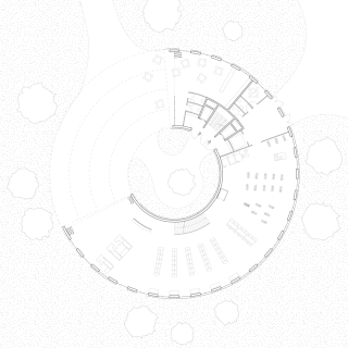 Schwarzweißer architektonischer Grundriss eines runden Gebäudes mit mehreren Räumen, geschwungenen Wänden, Tischen, Stühlen und umliegenden Bäumen.