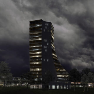 Ein modernes Hochhaus mit geschwungener Fassade wird nachts unter einem bewölkten, dramatischen Himmel beleuchtet und ist von Bäumen und niedriger Vegetation umgeben.