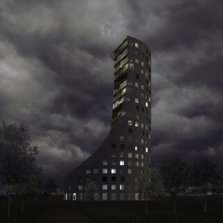 Ein hohes, einzigartig geschwungenes schwarzes Gebäude mit beleuchteten Fenstern steht vor einem dunklen, bewölkten Nachthimmel, umgeben von Bäumen und Gras.