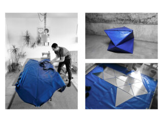 Eine Person arbeitet an der Zusammenstellung einer blauen geometrischen Stoffstruktur. Nahaufnahmen zeigen die Materialanordnung und die fertig gefaltete Form.