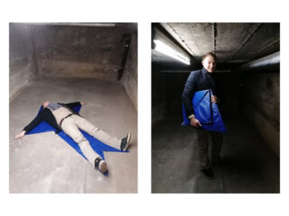 Zwei Bilder: Links liegt eine Person auf einer blauen Matte in einem Betonraum. Rechts steht dieselbe Person mit der gefalteten Matte in der Hand. Beide Szenen sind mit Leuchtstoffröhren beleuchtet.