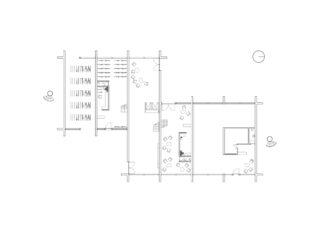 Schwarzweißer architektonischer Grundriss mit drei verbundenen rechteckigen Abschnitten mit Möbeln und Strukturdetails, darunter Tische, Stühle und Regale. Nordpfeil inklusive.