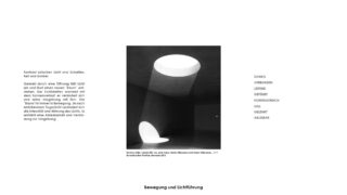 Ein rundes Oberlicht in einem dunklen Raum wirft einen hellen, fokussierten Lichtstrahl auf ein gewölbtes weißes Objekt und hebt so die Kontraste zwischen Licht und Schatten hervor.